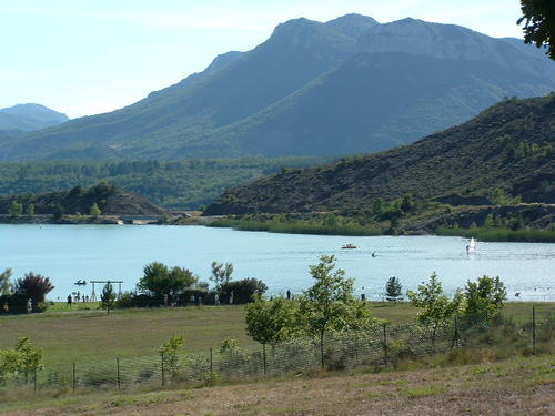 Le Plan d'eau du Riou, lieu de baignade dans un écrin naturel...à 6km du Mas!