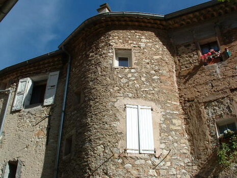 The village of Orpierre and its fortified houses
